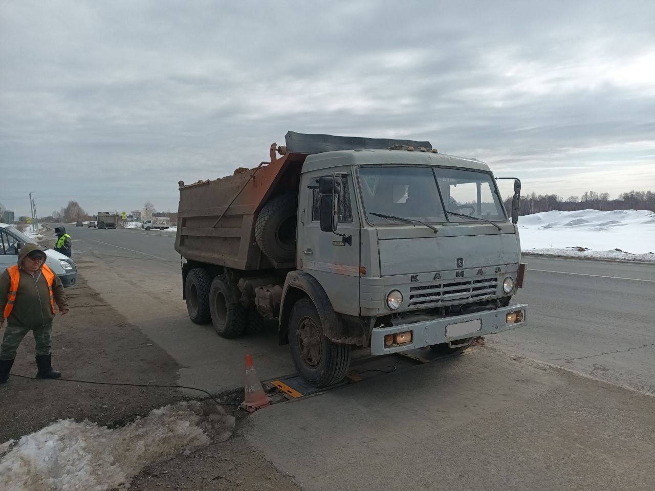 Сотрудниками МТУ Ространснадзора по СФО проводится контроль по соблюдению перевозчиками требований Правил движения тяжеловесного и крупногабаритного транспортного средства